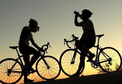 自行車運(yùn)動指南:頭盔必須佩帶 熱身最為關(guān)鍵_戶外頻道_新浪競技風(fēng)暴_新浪網(wǎng)